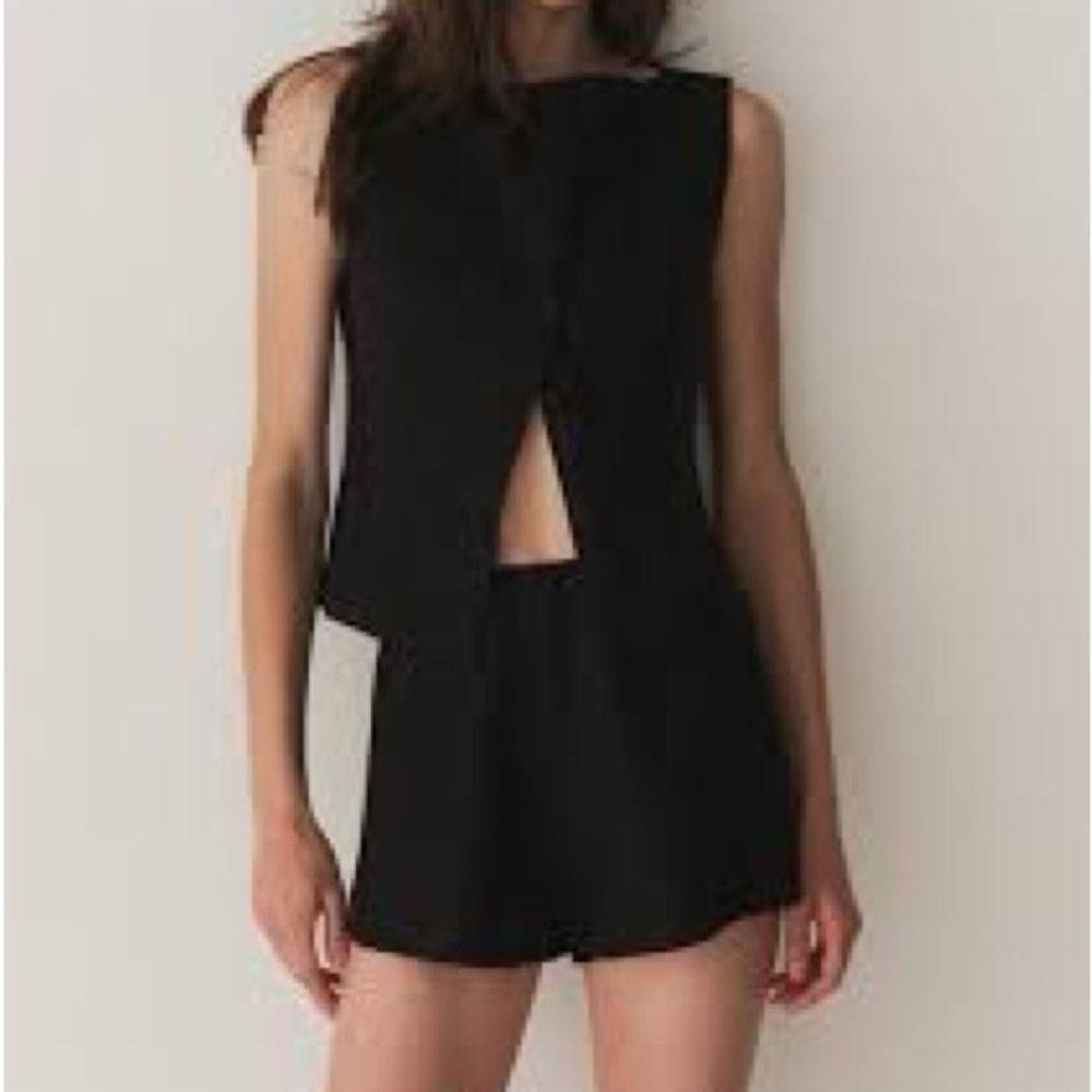 Doen Black Sleeveless Blouse